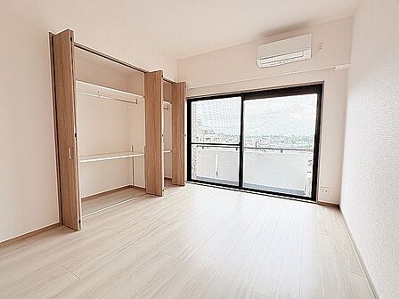 洗練されたシンプルな色使いが、心地よい開放感と住まう人それぞれの暮らしに馴染む寛ぎの空間を演出します。