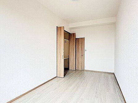 木目の温もりと清潔感のある壁面が調和し、日々の暮らしに静かな安らぎをもたらす心地よい空間です。