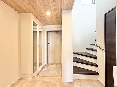 玄関にはシューズクローク付き。まるで戸建のよう。