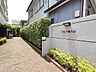 エントランス：緑豊かな植栽が丁寧に手入れされた、穏やかで落ち着きのあるアプローチが日常の帰宅を心地よく迎えてくれます。