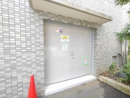 日々の生活を支える共有設備が整っており、整然と管理された清潔感のある空間です。