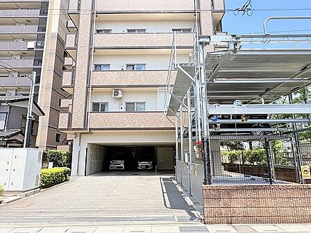 街並みに溶け込む落ち着いた外観と、整理された敷地が日々の暮らしに安心感をもたらします。