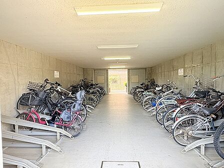 雨風をしのげる屋内設計で、整然と管理された機能的な空間が広がっています。