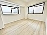 室内：無駄を削ぎ落としたシンプルな空間が、住まう人の個性を引き立て、静かな安らぎをもたらします。