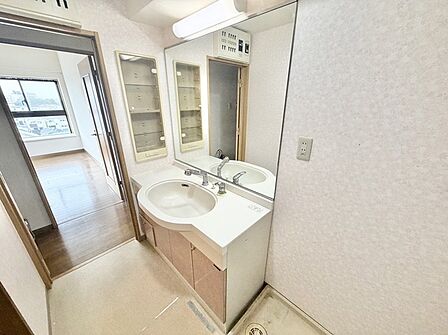 収納力と機能性に優れた、お手入れラクラク洗面化粧台。