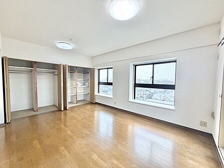 約10帖の洋室。バルコニーと窓から採光は入り気持ちの良いお部屋です。