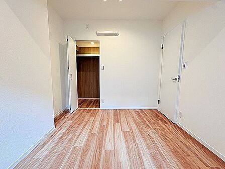 木のぬくもりを感じるナチュラルな色合いが、心地よい安らぎと落ち着きをもたらす空間です。