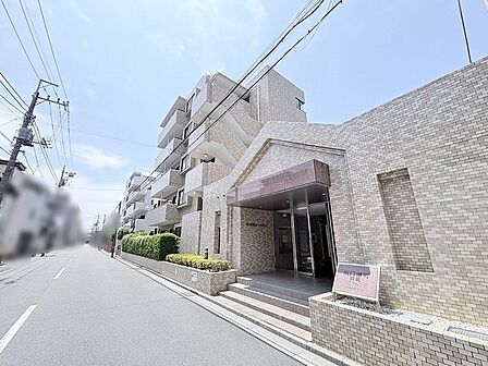 街並みに落ち着いた表情を添える、タイル貼りの外観が住まう方の日常を穏やかに演出します。