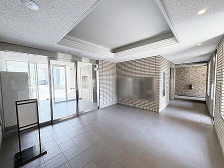 住まう方を穏やかに出迎える、端正で落ち着いた佇まいのエントランスホールです。