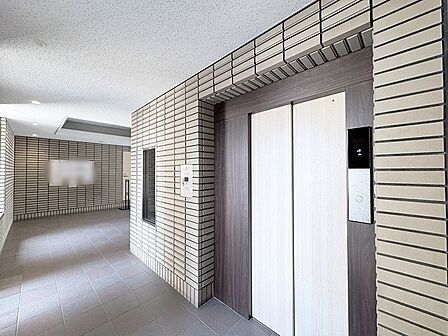 洗練された質感と落ち着いた色調が調和し、住まう方を穏やかに迎える上質な共用空間です。