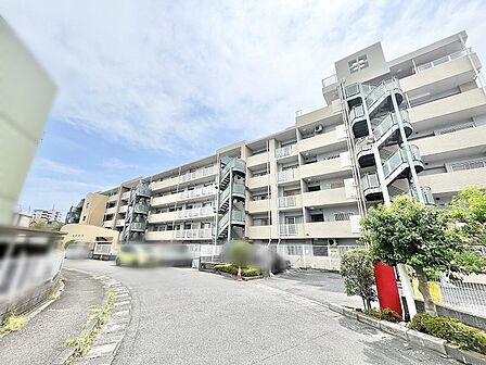 青空に映えるすっきりとしたフォルムが、日常に心地よい安定感をもたらす住まいです。