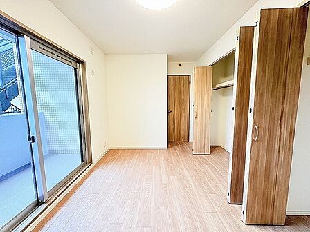 木目の温もりが心地よい、すっきりと整えられた穏やかな空間が広がります。