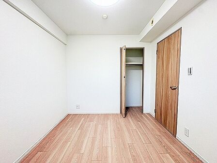 木目の質感が優しく引き立つ、穏やかで落ち着きのある心地よい空間です。