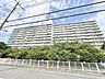 外観：青空と豊かな緑に囲まれ、日々の暮らしに穏やかな落ち着きをもたらす佇まい。