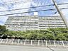 外観：豊かな緑の潤いに抱かれ、空へと伸びやかに構える存在感のある佇まいが、日々の暮らしに穏やかな安らぎをもたらします。