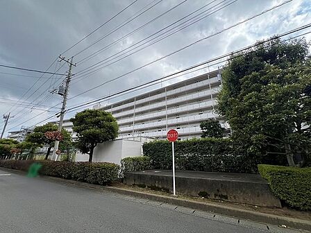 周辺の緑と調和しながら、落ち着いた佇まいで日々の暮らしを穏やかに支える住環境が整っています。