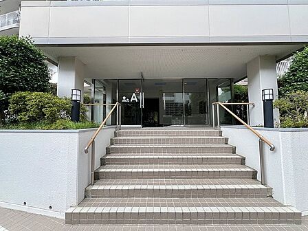整然としたアプローチが日々の帰宅を温かく迎え入れ、穏やかな暮らしの始まりを感じさせます。