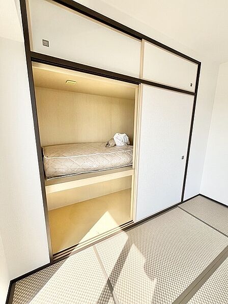 伝統と現代の意匠が調和した、静けさと心地よさを感じさせる空間です。