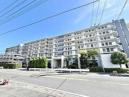 青空と植栽の緑が調和する、落ち着いた佇まいが日々の暮らしに安らぎを添えてくれます。