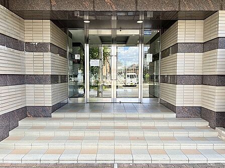 重厚感のある石積みと整ったタイルが、日常の入り口に品格と落ち着きを添えています。