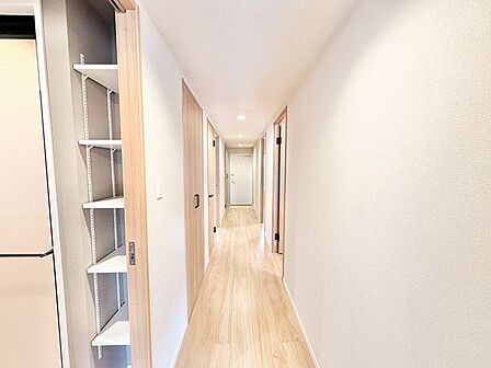 すっきりと整えられた空間が、住まう方の日常を穏やかに受け止めてくれるような心地よい通り道です。