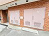 その他：温かみのあるタイル貼りの壁面が落ち着いた雰囲気を醸し出す日常の動線スペース