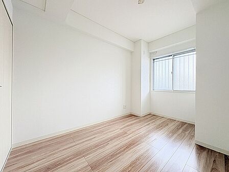 白を基調としたすっきりとした空間に木目が映える心地よい佇まい