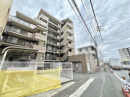 落ち着いた佇まいが街並みに溶け込む、安心感のある住まい。