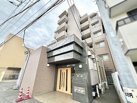 重厚感のある石造りのエントランスが訪れる人を上品に迎える住まい