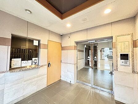 落ち着いた色調で統一された、安心感のある穏やかな共用エントランス空間