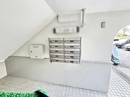 すっきりと整えられた共用部が日常の心地よさをさりげなく演出する空間