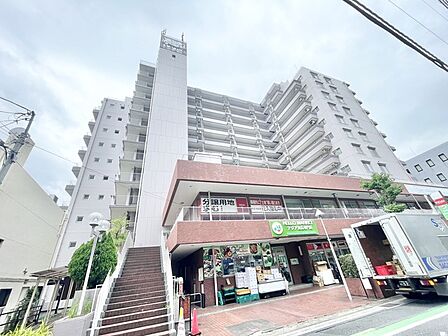 空に向かってすっきりと伸びる佇まいが街並みに心地よい存在感を放つ外観です。