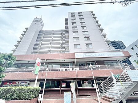 街並みに溶け込む落ち着いた佇まいが、穏やかな日常の始まりを予感させます。