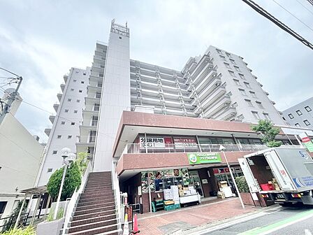 街並みに溶け込む堂々とした佇まいが、穏やかで安心感のある日常を予感させます。