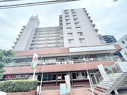 街並みに溶け込む落ち着いた佇まいが、穏やかな日常を予感させる建物外観です。
