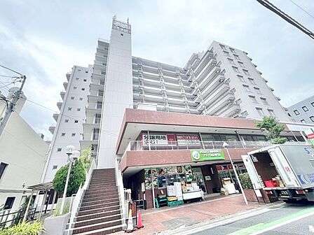 街並みに溶け込む洗練された佇まいが、穏やかな日常の始まりを優しく迎えてくれる空間。