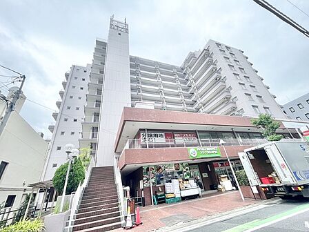 街並みに溶け込む存在感と、日々の暮らしを支える落ち着いた佇まいが魅力です。