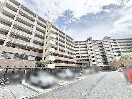 青空に映える堂々とした佇まいが毎日の暮らしに誇りと安心をもたらす外観風景