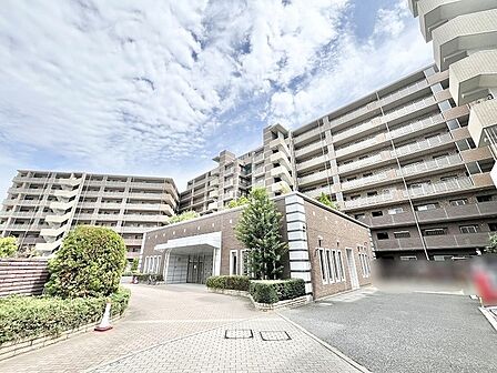 青空の下に佇む洗練された佇まいが、穏やかで心地よい日常の始まりを予感させる景観です。