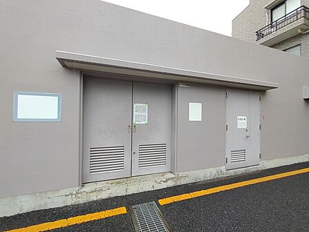 しっかりと管理されたごみ集積所