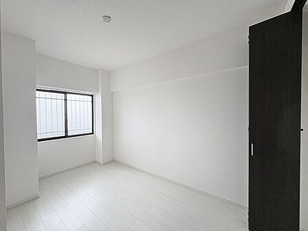 白を基調としたすっきりとした空間が広がり、思い描いたインテリアを自由にレイアウトできる落ち着いたプライベートスペース。