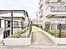 外観：建物に挟まれた空間がほどよい抜け感を生み出し穏やかな時間を過ごせる住環境