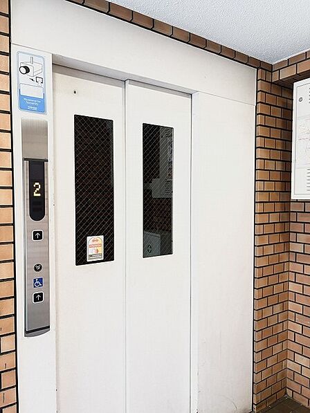 温かみのあるレンガ調のデザインがアクセントになった落ち着いた共用スペース