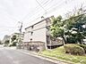 外観：緑豊かな街並みに溶け込む、穏やかな日常を予感させる佇まいです。
