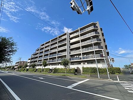青空に映える堂々とした佇まいが、日々の暮らしに心地よい開放感をもたらす外観です。