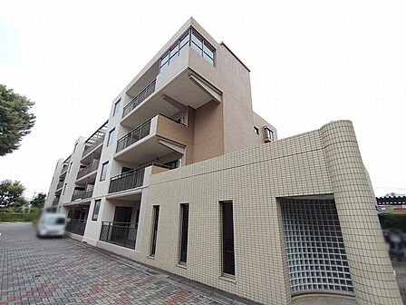 洗練されたタイル貼りの外観が街並みに溶け込む落ち着いた佇まい