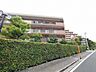 外観：豊かな緑に囲まれ、落ち着いた佇まいを見せる穏やかな住環境が広がっています。