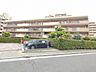 外観：緑豊かな植栽と整えられた外観が落ち着いた街並みに溶け込む佇まい
