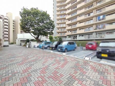 緑豊かな街並みに調和する、落ち着いた佇まいの敷地内スペース