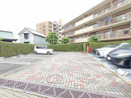 すっきりと整えられた敷地内にゆとりある駐車スペースを確保し日常の移動をスムーズに支えます